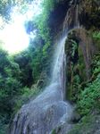Renouveau d'une eau jaillissant de la roche