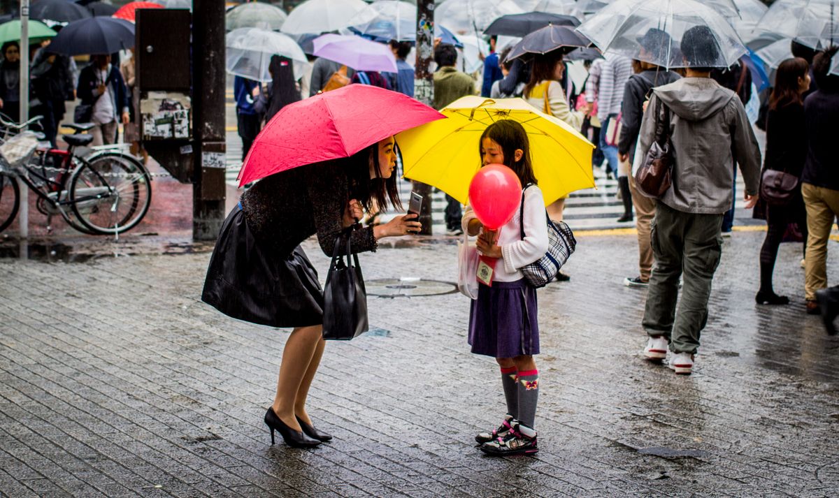 Cett ephoto a été prise en face du grand carrefour de Shibuya, en sortant de la gare, c'était le 4 octobre 2013. Je croise ce qui semble être un mère et sa fille qui discutent sous la pluie, avec leurs parapluies qui sont les deux seuls parapluies colorés des environs... 