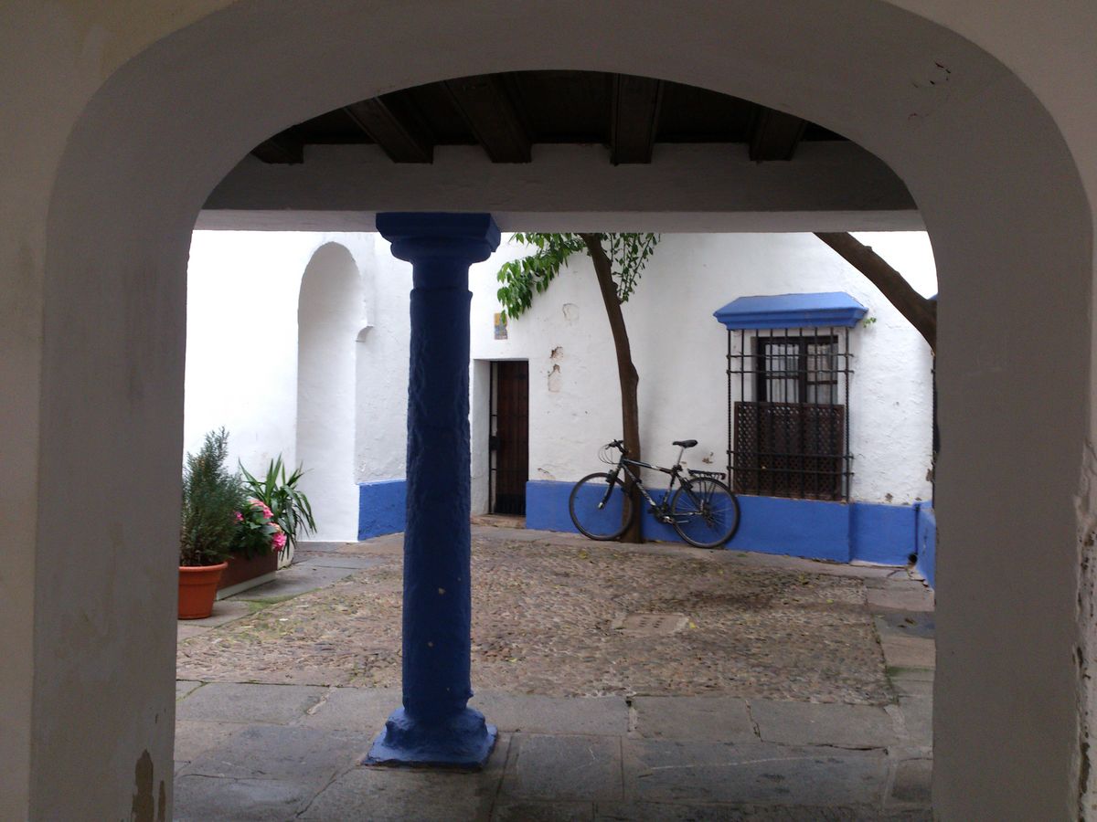 bicicleta en un rincón de la calle