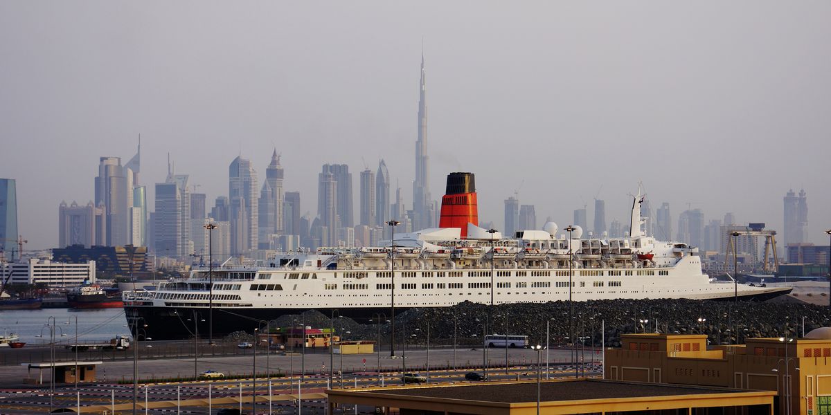 Skyline Dubai mit Queen Elizabeth 2