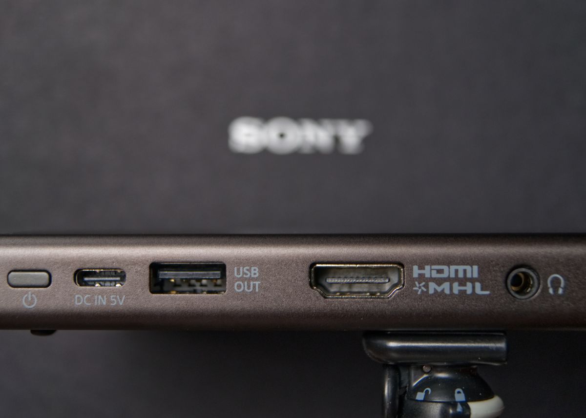 Von links nach rechts: An-/Aus-Schalter; USB-C-Port (zum Aufladen - ein Adapter auf Micro-USB liegt bei); USB-A-Port (um andere Geräte mit Strom zu versorgen oder aufzuladen); HDMI-/MHL-Anschluss; 3,5mm Klinken-Buchse (für Lautsprecher oder Kopfhörer)