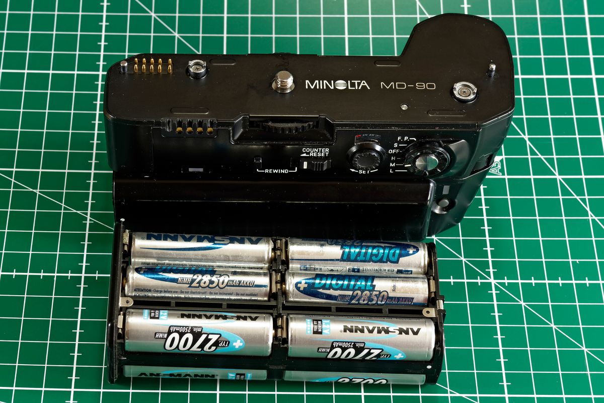 Die Minolta 9000 ist die einzige jemals gefertigte AF-System Kamera mit manuellem Filmtransport. Für einen Automatischen Filmtransport sorgte der Minolta Motor Drive MD-90, der seine Energie aus den BP-90M bezogen hatte.