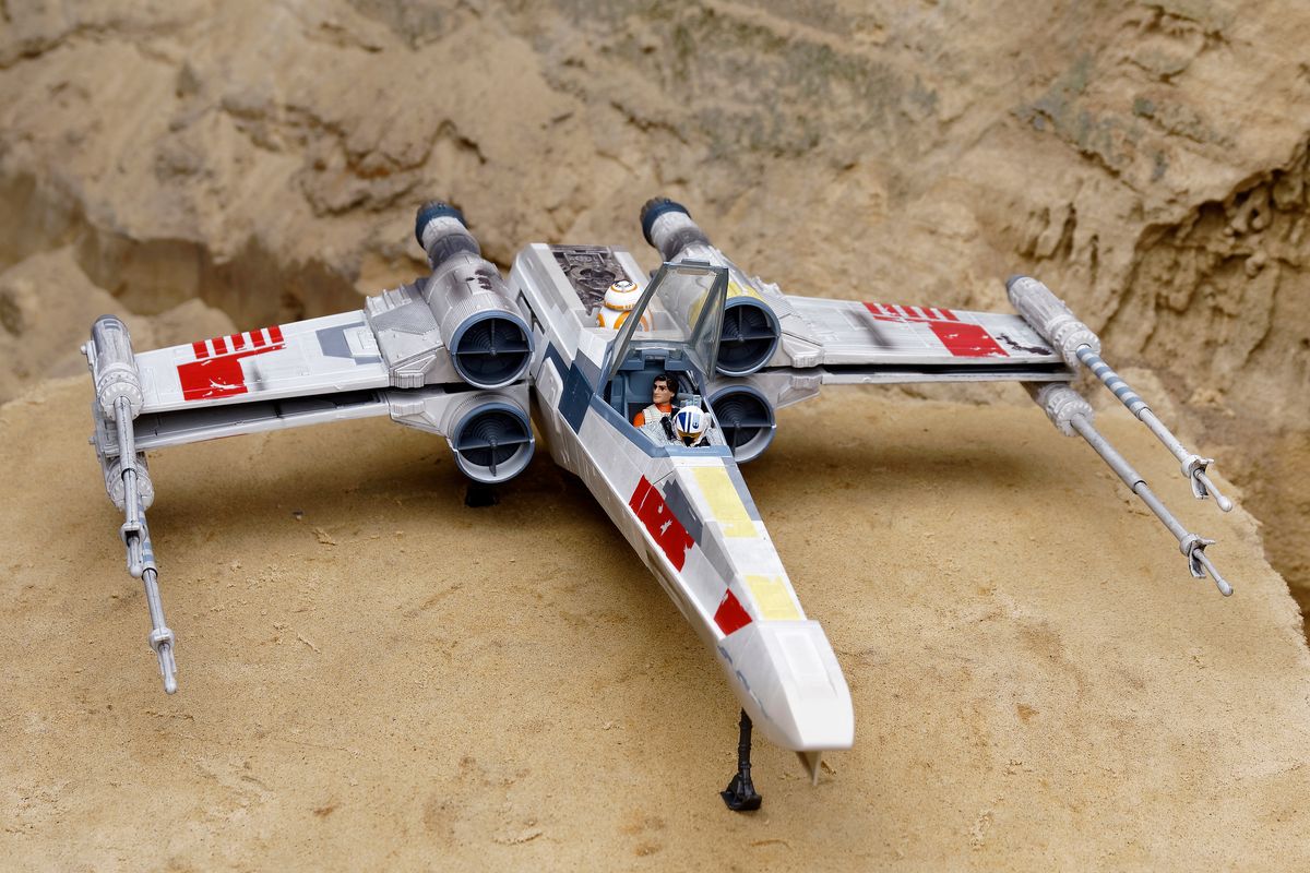 Der X-Wing Fighter ( T-65 ) aus dem fiktiven Star Wars Universum, hat seinen Namen von seinen übereinander angeordneten Doppelflügeln, die in Kampfeinsätzen ein X bilden, um den Feuerbereich des Piloten zu erweitern.