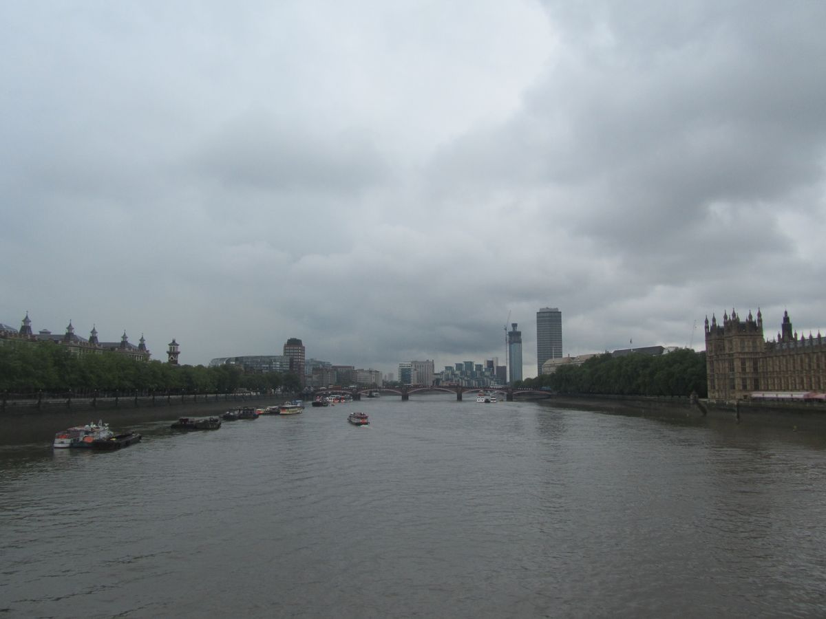 El río Támises con Londres de fondo.