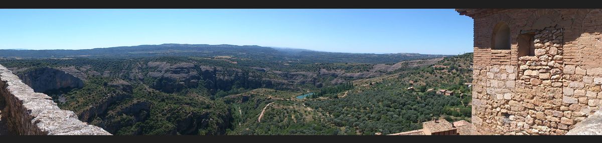 Esta tomada desde lo alto de la colegiata de Alquezar, un pequeño pero precioso pueblo  de Huesca. En ella se puede ver parte de las gargantas y barrancos que forman el descenso del río Vero, uno de los más famosos entre los amantes de los barranquistas.